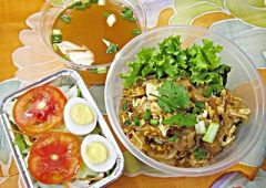 ก๋วยเตี๋ยวคั่วไก่ใส่แมงกะพรุน , สลัดผักสด ,
แกงจืดเยื่อไผ่เห็ดหอม (170.-)