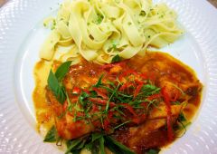 เฟตตูชินี่ และ ฉู่ฉี่ปลาแซลมอน (195.-)